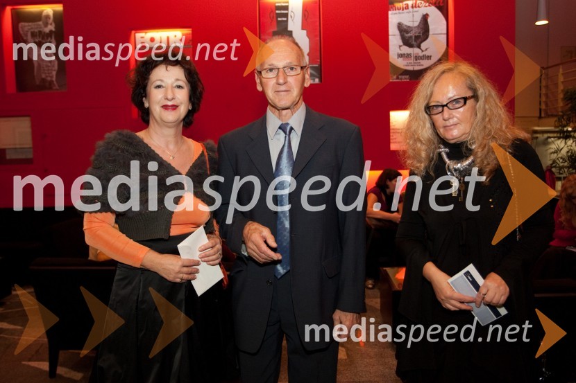 Polona Vetrih, igralka, Miro Cerar, nekdanji gimnastičar in predsednik Olimpijske akademije ter ambasador za fair play in Teja KavčičStar fotr, premiera monokomedije v SiTi teatru