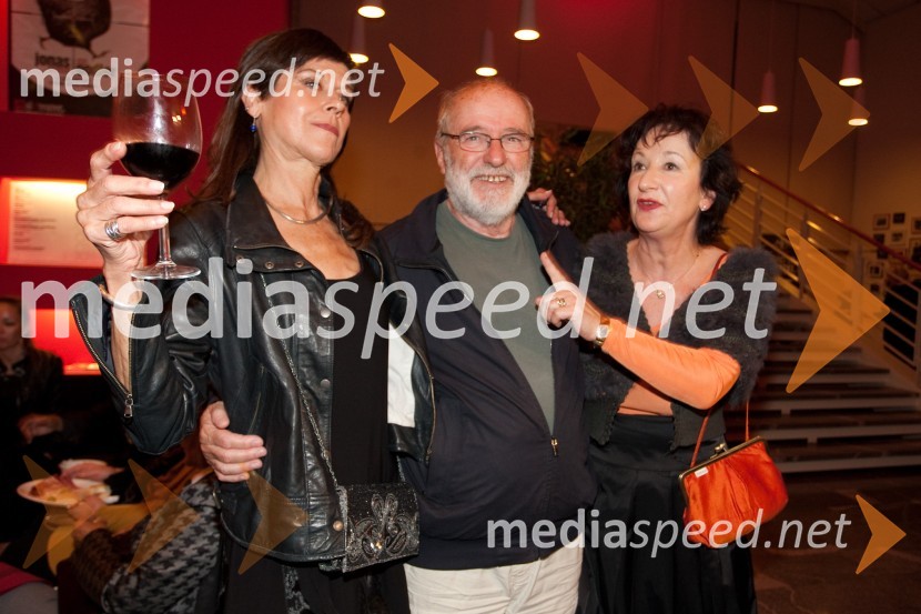 Maja Boh, igralka, Janez Hočevar-Rifle, igralec in Polona Vetrih, igralkaStar fotr, premiera monokomedije v SiTi teatru