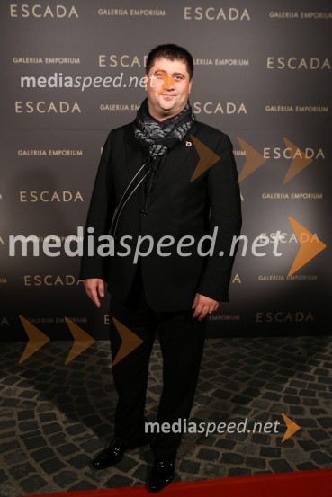 ObiskovalecModna revija Escada v Galeriji Emporium