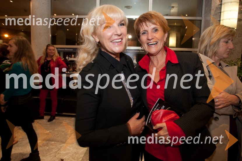 Nada Hrovat, administratorka v SNG NG in Branka ŠtrukeljKrojači sveta – Funeral Fashion Show, premiera v SNG Nova Gorica