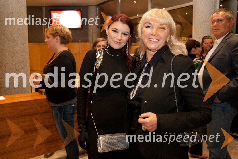 Teja in mama Nada Hrovat, administratorka v SNG NGKrojači sveta – Funeral Fashion Show, premiera v SNG Nova Gorica