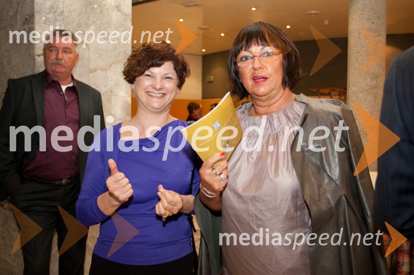 Martina Mrhar, dramaturginja, umetniška vodja SNG Nova Gorica in Maja Jerman Bratec, JSKD Nova GoricaKrojači sveta – Funeral Fashion Show, premiera v SNG Nova Gorica