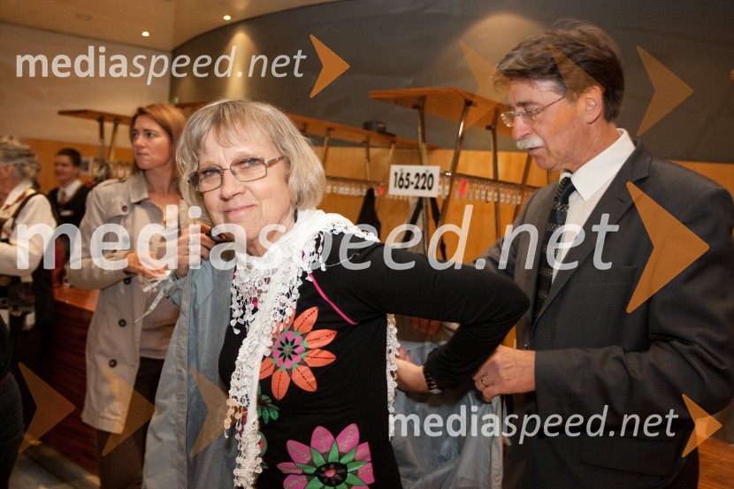 Minu Kjuder, igralka in Jožko Čuk, direktor SNG Nova GOricaKrojači sveta – Funeral Fashion Show, premiera v SNG Nova Gorica