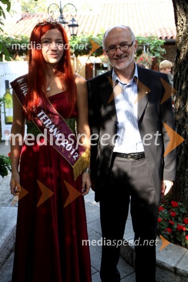Katrin  Štoka, Kraljica terana 2012 in Branimir Gasparini, vodja
prodaje vin Vinakras SežanaSlavnostna podelitev blagovne znamke Ročno rezan pršut