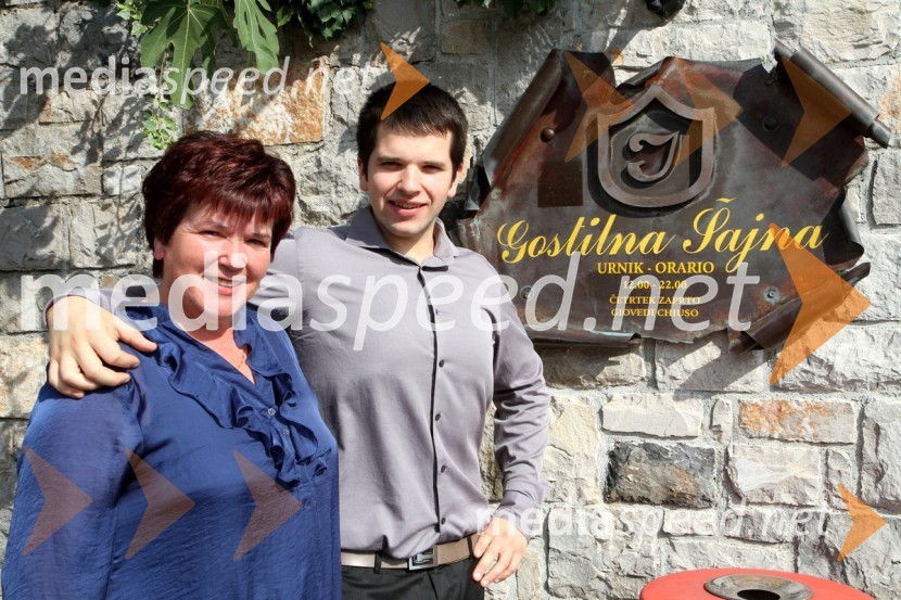 Vera Šajna Macarol in sin Uroš Šajna, Domačija ŠajnaSlavnostna podelitev blagovne znamke Ročno rezan pršut