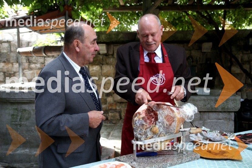 	Stanislav Renčelj in Danilo Jazbec, dobitnik priznanja za dolgoletno rezanje kraškega pršuta 	Slavnostna podelitev blagovne znamke Ročno rezan pršut