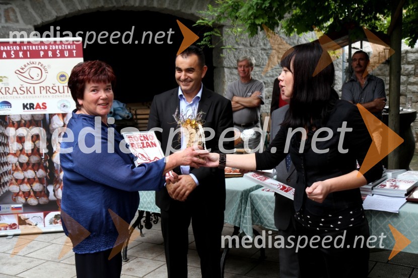 Vera Šajna Macarol, Domačija Šajna in dobitnica blagovne
znamke Ročno rezan pršut, Milan Škapin, predsednik Območno obrtne podjetniške zbornice Sežana ter Doris Požar, Obrtna zbornica SežanaSlavnostna podelitev blagovne znamke Ročno rezan pršut