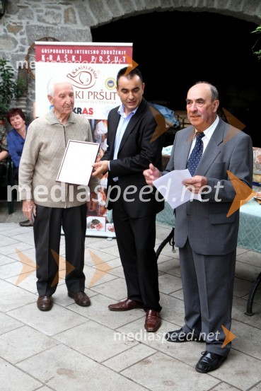 Dragomir Švagelj, dobitnik priznanja za dolgoletno rezanje kraškega pršuta, Milan Škapin, predsednik Območno obrtne podjetniške zbornice Sežana ter Stanislav RenčeljSlavnostna podelitev blagovne znamke Ročno rezan pršut