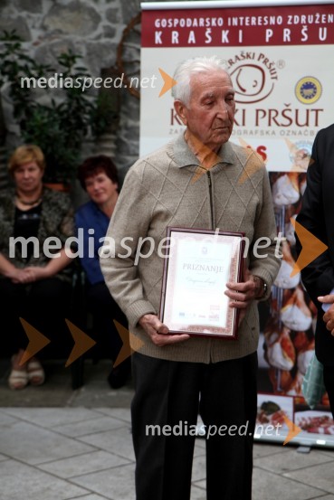 Dragomir Švagelj, dobitnik priznanja za dolgoletno rezanje kraškega pršutaSlavnostna podelitev blagovne znamke Ročno rezan pršut