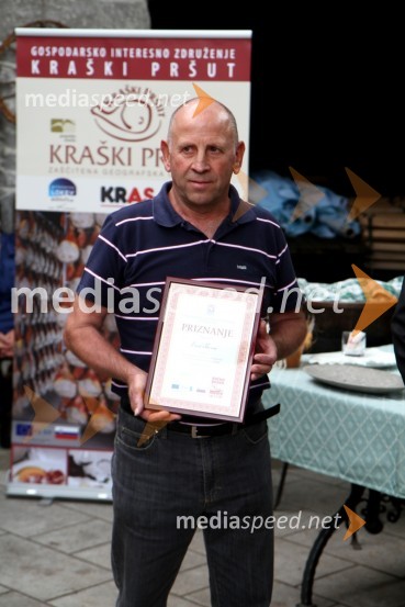 Emil Tavčar, vinogradnik in dobitnik priznanja za dolgoletno rezanje kraškega pršuta za pokojnega očeta Emil TavčarjaSlavnostna podelitev blagovne znamke Ročno rezan pršut