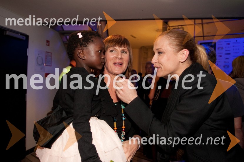 Žani Luisa, mama Maja Štamol Droljc, modna oblikovalka in MArtina Vrhovnik, vizažistkaPhilips Fashion Week, 2. dan