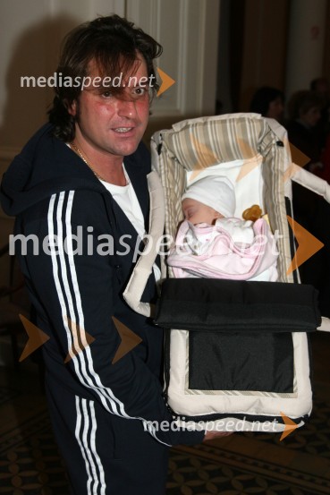 Samir Kobler, pevec in mož Metke Klajderič Kobler z njuno hčerko MonjoModna revija Vulcano models Maribor