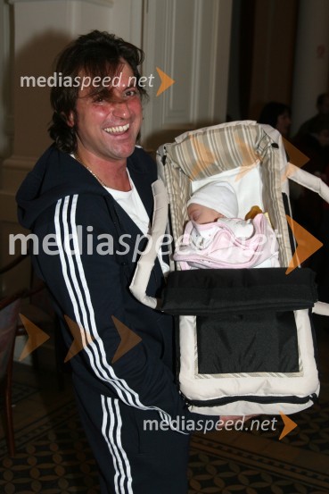 Samir Kobler, pevec in mož Metke Klajderič Kobler z njuno hčerko MonjoModna revija Vulcano models Maribor