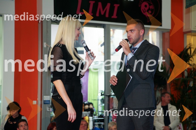 Manca Špik, pevka in Denis Malačič, povezovalec dogodkaModna revija v centru Qlandia Ptuj