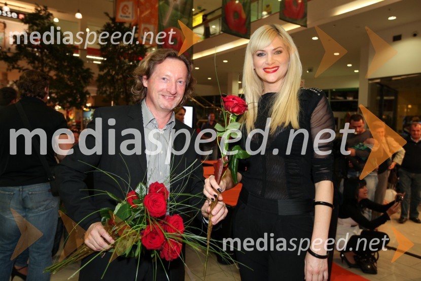 Bojan Miško, vodja nakupovalnega centra Qlandia Ptuj in Manca Špik, pevkaModna revija v centru Qlandia Ptuj