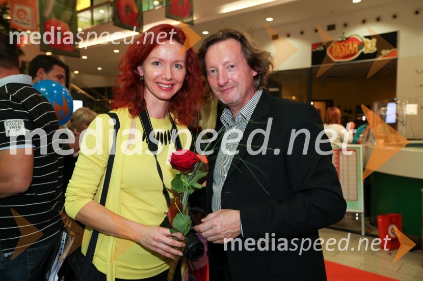 Metka Klajderič Kobler, lastnica modne agencije Vulcano models in Bojan Miško, vodja nakupovalnega centra Qlandia PtujModna revija v centru Qlandia Ptuj