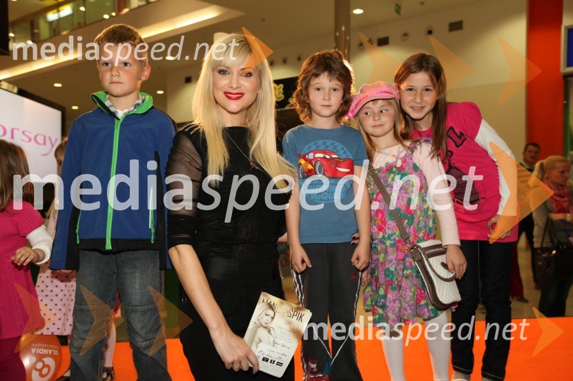 Manca Špik, pevka in otrociModna revija v centru Qlandia Ptuj