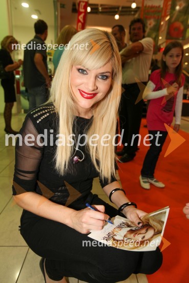 Manca Špik, pevkaModna revija v centru Qlandia Ptuj