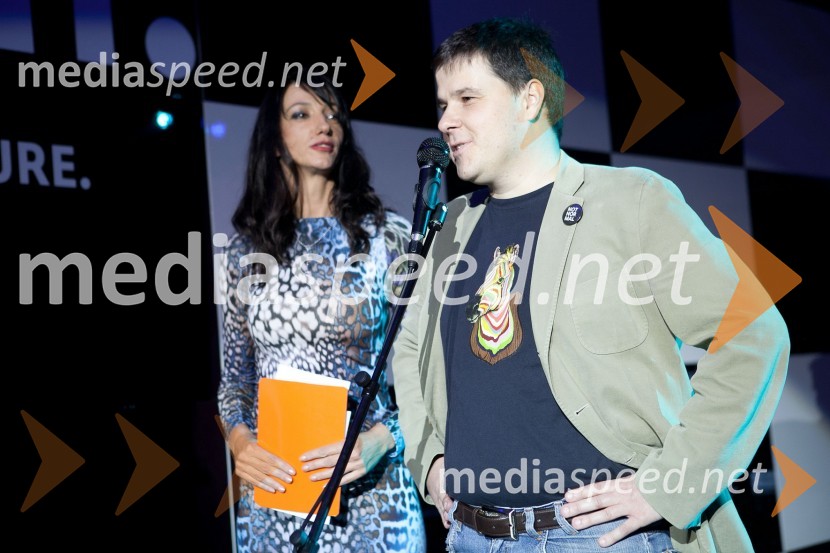 Vesna Milek, novinarka, pisateljica, scenaristka ter voditeljica prireditve in Jože Šolar, predsednik uprave A-CosmosMINI party