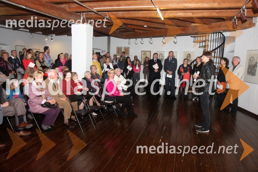 Obiskovalci in Aleš Šteger, vodja programskega sklopa Terminal 12Maribor 2012 – EPK, otvoritev razstave Oskarja Kokoschke