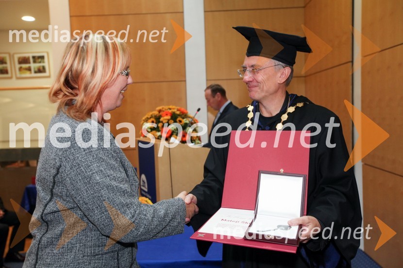 Mateja Škofljanec, Univerzitetna knjižnica Maribor in prof. dr. Danijel Rebolj, rektor Univerze v Mariboru
Univerza v Mariboru, Rektorjev dan 2012