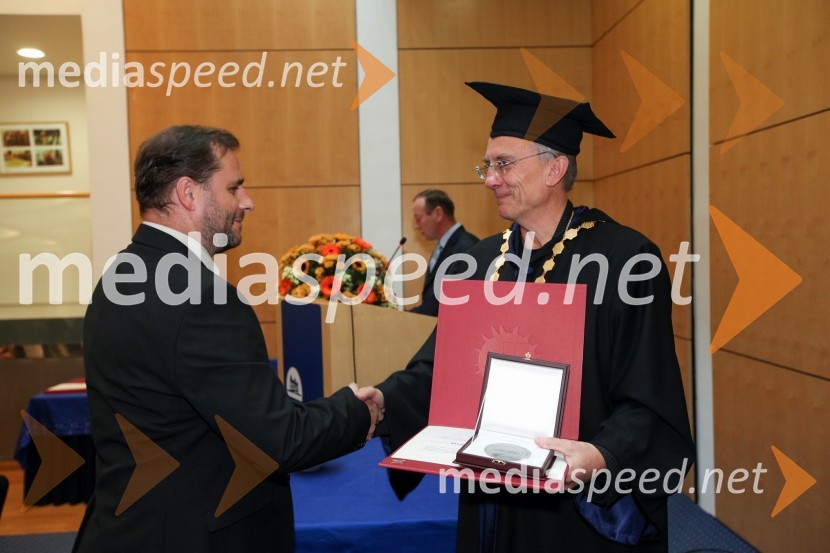 Izr. prof. dr. Bojan Štumberger, Fakulteta za energetiko Univerze v Mariboru in prof. dr. Danijel Rebolj, rektor Univerze v Mariboru
Univerza v Mariboru, Rektorjev dan 2012