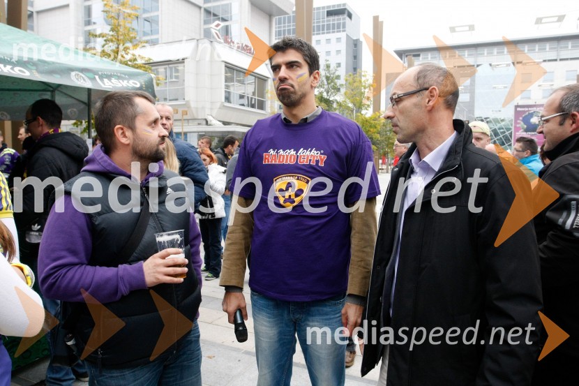 Dejan Vedlin, ekipa Reporter Milan, Bor Greiner, novinar in odgovorni urednik Radia City, Tomaž RancNogometna tekma NK Maribor - Tottenham