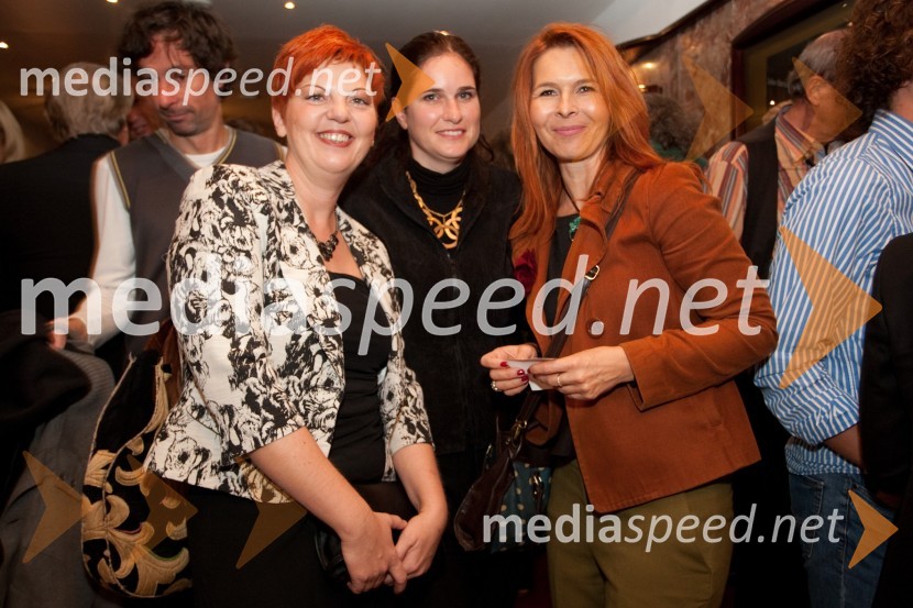 Mirjam  Drnovšček, direktorica PGK, Vasilija Fišer, scenografka in Tania Mendillo, fotografinjaDvom, premiera prestave v Prešernovem gledališču Kranj