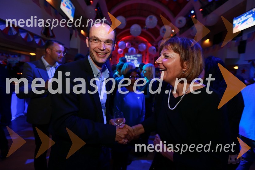 Mag. Anže Logar, direktor Urada Vlade RS za komuniciranje in Dagmar KomarAmCham, spremljanje volitev za predsednika ZDA