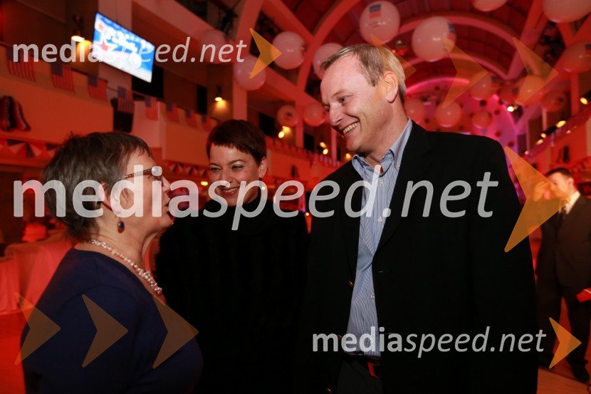 Sharon Flack Mussomeli, soproga ameriškega veleposlanika ter Matej Potokar, generalni direktor Microsoftove skupine za storitve (Microsoft Services) v regiji Srednje in Vzhodne Evrope in predsednik Ameriške gospodarske zbornice (AmCham)AmCham, spremljanje volitev za predsednika ZDA