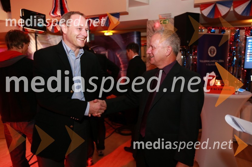 Matej Potokar, generalni direktor Microsoftove skupine za storitve (Microsoft Services) v regiji Srednje in Vzhodne Evrope in predsednik Ameriške gospodarske zbornice (AmCham) ter Joseph Adamo Mussomeli, veleposlanik Združenih držav Amerike v SlovenijiAmCham, spremljanje volitev za predsednika ZDA