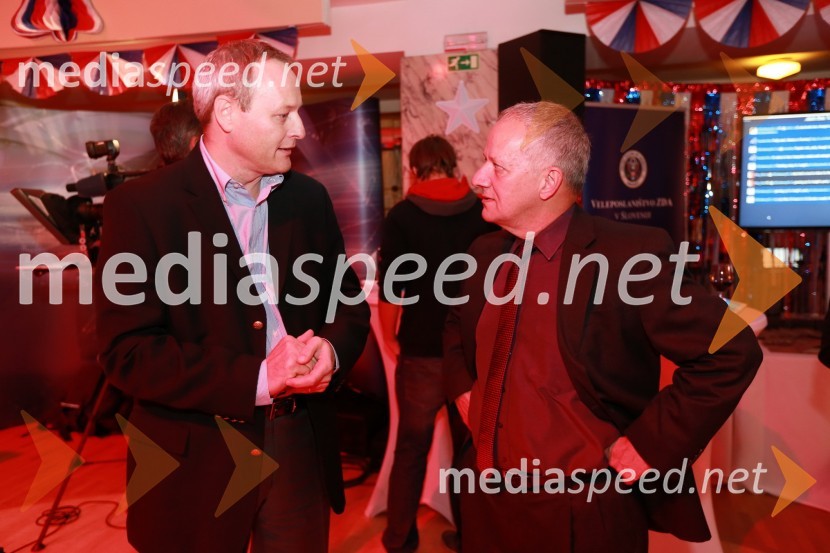 Matej Potokar, generalni direktor Microsoftove skupine za storitve (Microsoft Services) v regiji Srednje in Vzhodne Evrope in predsednik Ameriške gospodarske zbornice (AmCham) ter Joseph Adamo Mussomeli, veleposlanik Združenih držav Amerike v SlovenijiAmCham, spremljanje volitev za predsednika ZDA