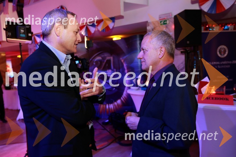 Matej Potokar, generalni direktor Microsoftove skupine za storitve (Microsoft Services) v regiji Srednje in Vzhodne Evrope in predsednik Ameriške gospodarske zbornice (AmCham) ter Joseph Adamo Mussomeli, veleposlanik Združenih držav Amerike v SlovenijiAmCham, spremljanje volitev za predsednika ZDA