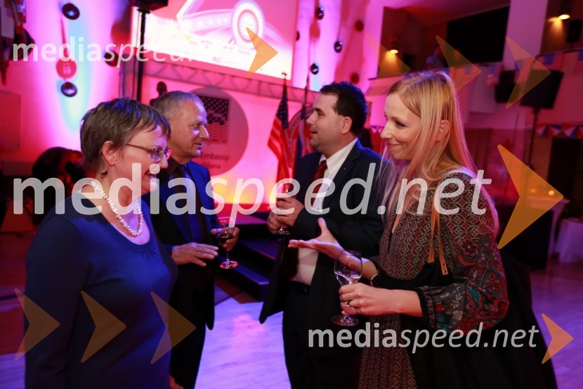 Sharon Flack Mussomeli, soproga ameriškega veleposlanika, Joseph Adamo Mussomeli, veleposlanik Združenih držav Amerike v Sloveniji, ... in ...AmCham, spremljanje volitev za predsednika ZDA