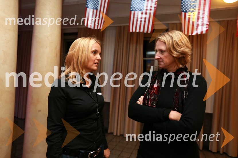 Mag. Ajša Vodnik, izvršna direktorica Ameriške gospodarske zbornice (AmCham) in Miriam Možgan, vodja službe za javno diplomacijo Ministrstva za zunanje zadeveAmCham, spremljanje volitev za predsednika ZDA