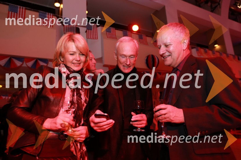 Nevenka Črešnar Pergar, lastnica in direktorica podjetja NP Consulting, soprog Janez Perga in Joseph Adamo Mussomeli, veleposlanik Združenih držav Amerike v SlovenijiAmCham, spremljanje volitev za predsednika ZDA