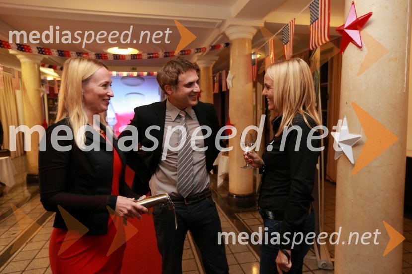 Sanja in Iztok Vodičar ter mag. Ajša Vodnik, izvršna direktorica Ameriške gospodarske zbornice (AmCham)AmCham, spremljanje volitev za predsednika ZDA