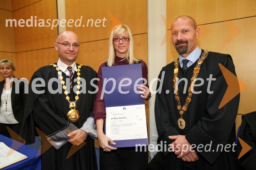 Prof. dr. Dejan Škorjanc, prorektor za študijsko dejavnost Univerze v Mariboru, dr. Urška Sancin, Fakulteta za strojništvo Univerze v Mariboru in prof. dr. Niko Samec, dekan Fakultete za strojništvo Univerze v Mariboru 	 
Univerza v Mariboru, Promocija doktorjev znanosti