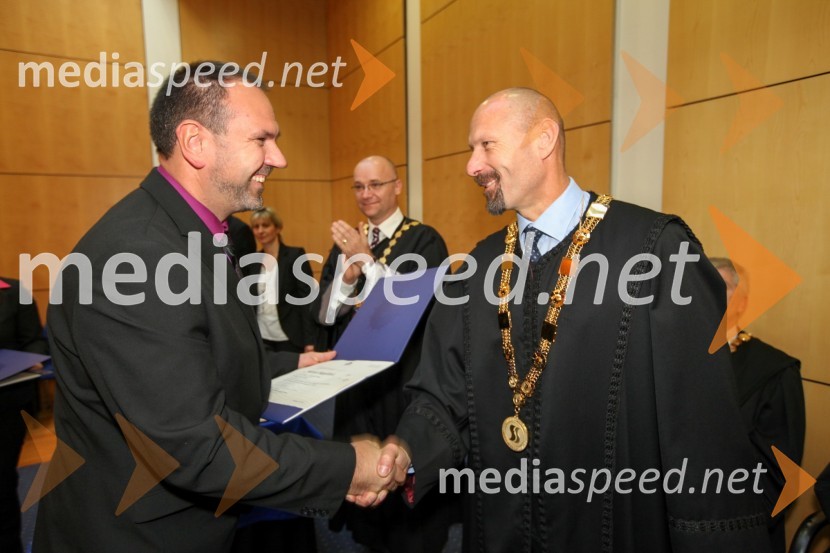 Dr. Miran Kapitler, Fakulteta za strojništvo Univerze v Mariboru in prof. dr. Niko Samec, dekan Fakultete za strojništvo Univerze v Mariboru  
 
Univerza v Mariboru, Promocija doktorjev znanosti