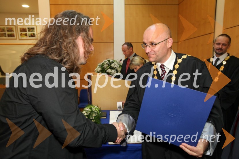 Dr. Diego Fregolente Mendes de Oliveira, Fakulteta za naravoslovje in matematiko Univerze v Mariboru ter prof. dr. Dejan Škorjanc, prorektor za študijsko dejavnost Univerze v Mariboru 	 

 
Univerza v Mariboru, Promocija doktorjev znanosti