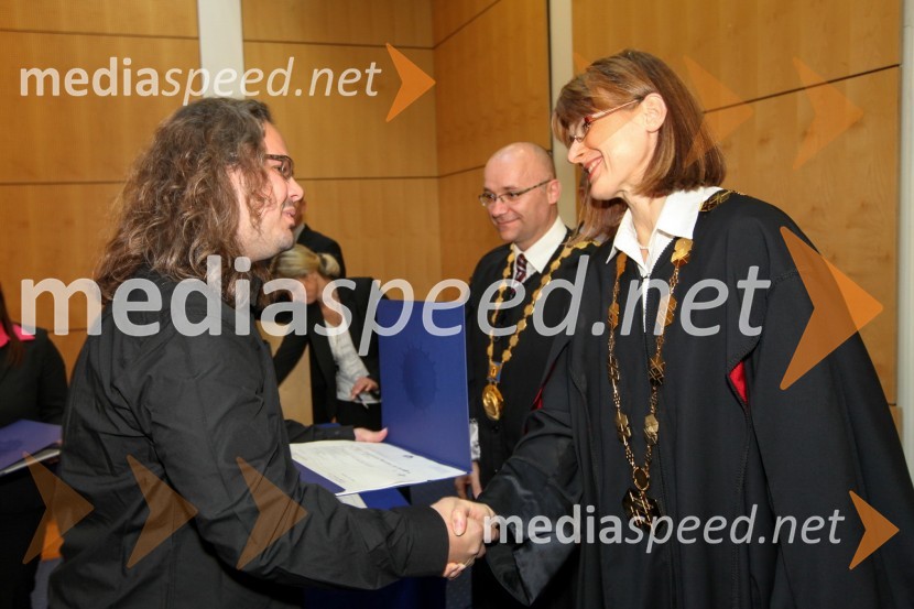 Dr. Diego Fregolente Mendes de Oliveira, Fakulteta za naravoslovje in matematiko Univerze v Mariboru ter prof. dr. Nataša Vaupotič, dekanica Fakultete za naravoslovje in matematiko Univerze v Mariboru

 
Univerza v Mariboru, Promocija doktorjev znanosti