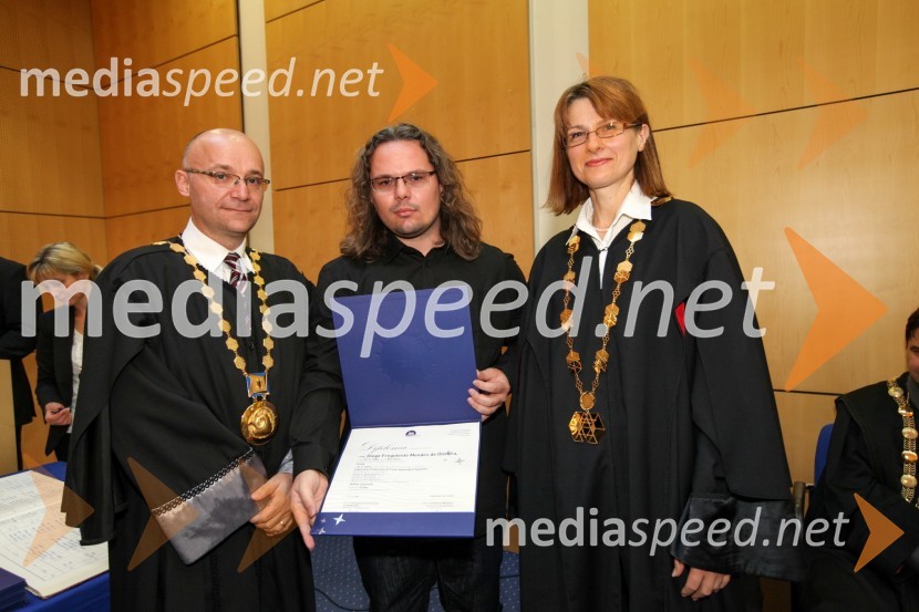 Prof. dr. Dejan Škorjanc, prorektor za študijsko dejavnost Univerze v Mariboru, dr. Diego Fregolente Mendes de Oliveira, Fakulteta za naravoslovje in matematiko Univerze v Mariboru ter prof. dr. Nataša Vaupotič, dekanica Fakultete za naravoslovje in matematiko Univerze v Mariboru

 
Univerza v Mariboru, Promocija doktorjev znanosti