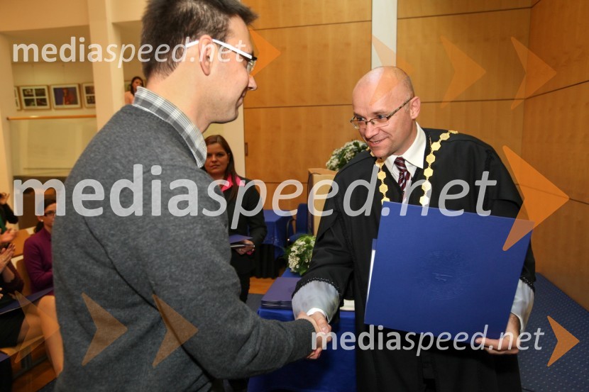 Dr. Andrej Dobovišek, Fakulteta za naravoslovje in matematiko Univerze v Mariboru ter prof. dr. Dejan Škorjanc, prorektor za študijsko dejavnost Univerze v Mariboru 

 
Univerza v Mariboru, Promocija doktorjev znanosti