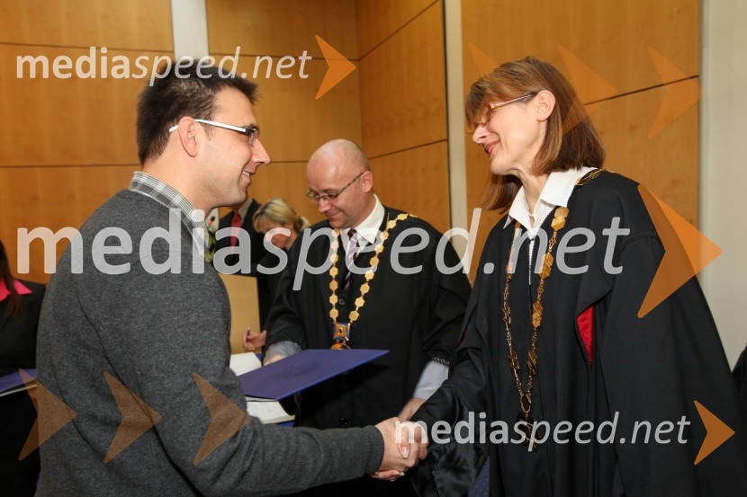 Dr. Andrej Dobovišek, Fakulteta za naravoslovje in matematiko Univerze v Mariboru ter prof. dr. Nataša Vaupotič, dekanica Fakultete za naravoslovje in matematiko Univerze v Mariboru 
 
Univerza v Mariboru, Promocija doktorjev znanosti