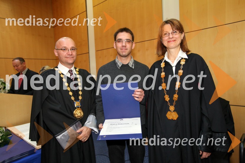 	Prof. dr. Dejan Škorjanc, prorektor za študijsko dejavnost Univerze v Mariboru, dr. Andrej Dobovišek, Fakulteta za naravoslovje in matematiko Univerze v Mariboru ter prof. dr. Nataša Vaupotič, dekanica Fakultete za naravoslovje in matematiko Univerze v Mariboru 
 
Univerza v Mariboru, Promocija doktorjev znanosti