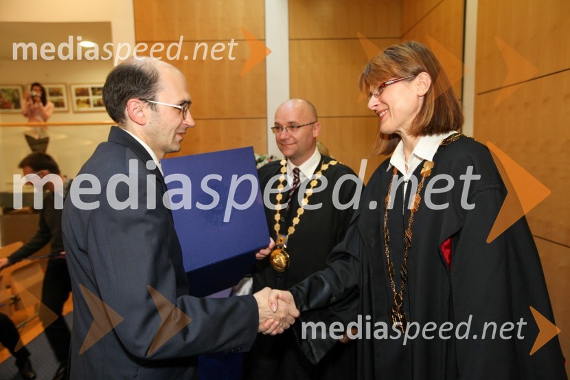 	Dr. Klemen Bohinc, Fakulteta za naravoslovje in matematiko Univerze v Mariboru ter prof. dr. Nataša Vaupotič, dekanica Fakultete za naravoslovje in matematiko Univerze v MariboruUniverza v Mariboru, Promocija doktorjev znanosti