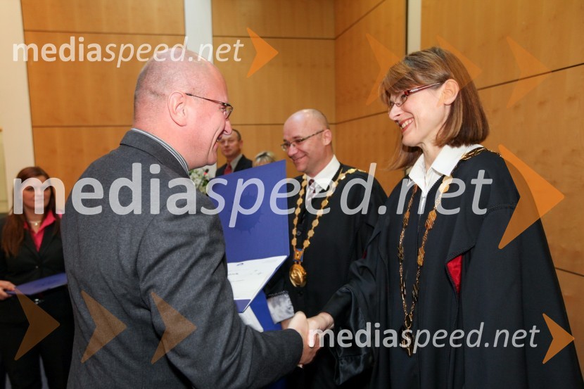 Dr. Robert Repnik, Fakulteta za naravoslovje in matematiko Univerze v Mariboru ter prof. dr. Nataša Vaupotič, dekanica Fakultete za naravoslovje in matematiko Univerze v MariboruUniverza v Mariboru, Promocija doktorjev znanosti