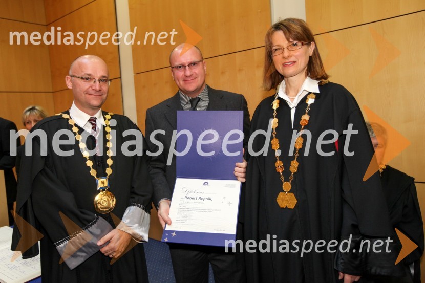 Prof. dr. Dejan Škorjanc, prorektor za študijsko dejavnost Univerze v Mariboru, dr. Robert Repnik, Fakulteta za naravoslovje in matematiko Univerze v Mariboru ter prof. dr. Nataša Vaupotič, dekanica Fakultete za naravoslovje in matematiko Univerze v MariboruUniverza v Mariboru, Promocija doktorjev znanosti