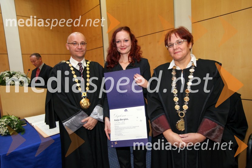 Prof. dr. Dejan Škorjanc, prorektor za študijsko dejavnost Univerze v Mariboru, dr. Katja Bergles, Filozofska fakulteta Univerze v Mariboru ter prof. dr. prof. dr. Alja Lipavic Oštir, prodekanka za izobraževalno dejavnost Filozofske fakultete Univerze v MariboruUniverza v Mariboru, Promocija doktorjev znanosti