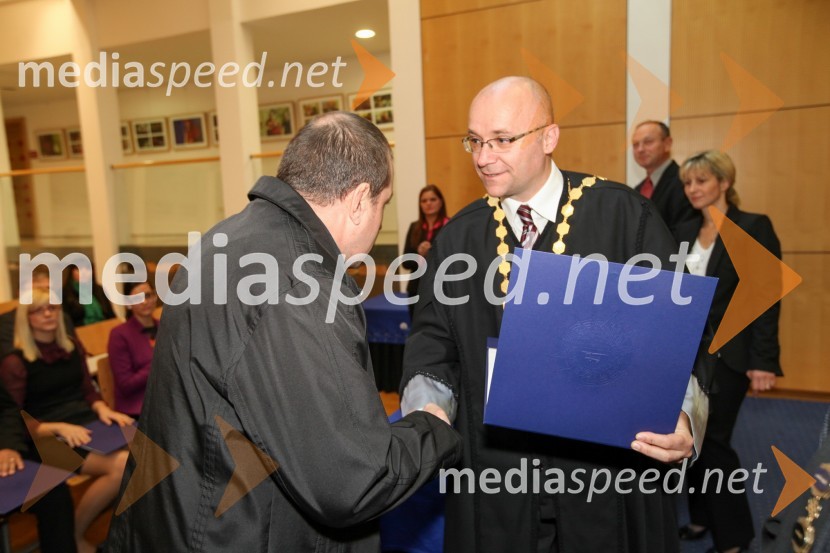 	Dr. Milan Franc, Filozofska fakulteta Univerze v Mariboru  ter prof. dr. Dejan Škorjanc, prorektor za študijsko dejavnost Univerze v MariboruUniverza v Mariboru, Promocija doktorjev znanosti